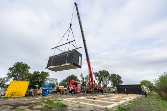 Flexwoning wordt op zijn plaats gehesen aan de Kleine Braak