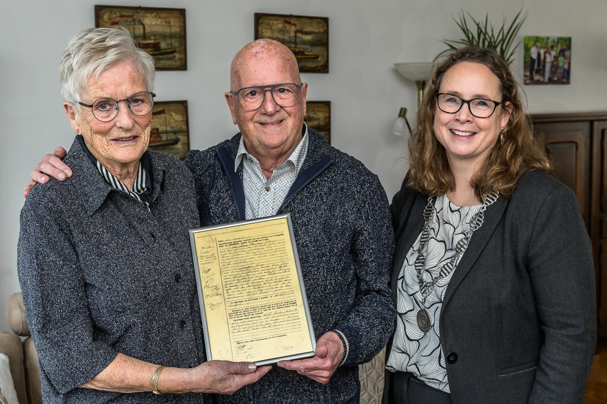 Echtpaar Van Zwam met burgemeester Judith Michel