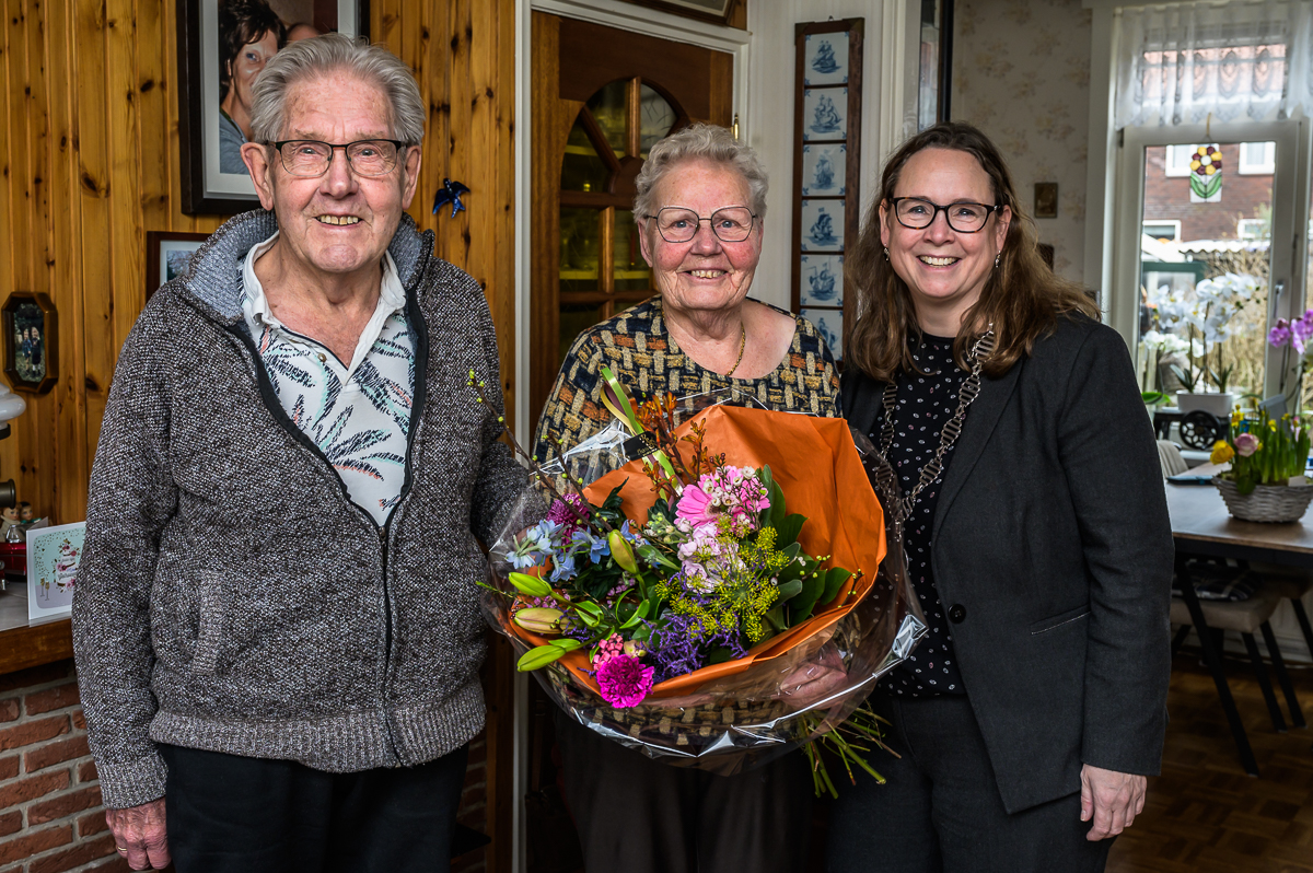 Echtpaar Nicolai-Beets op de foto met burgemeester Judith Michel