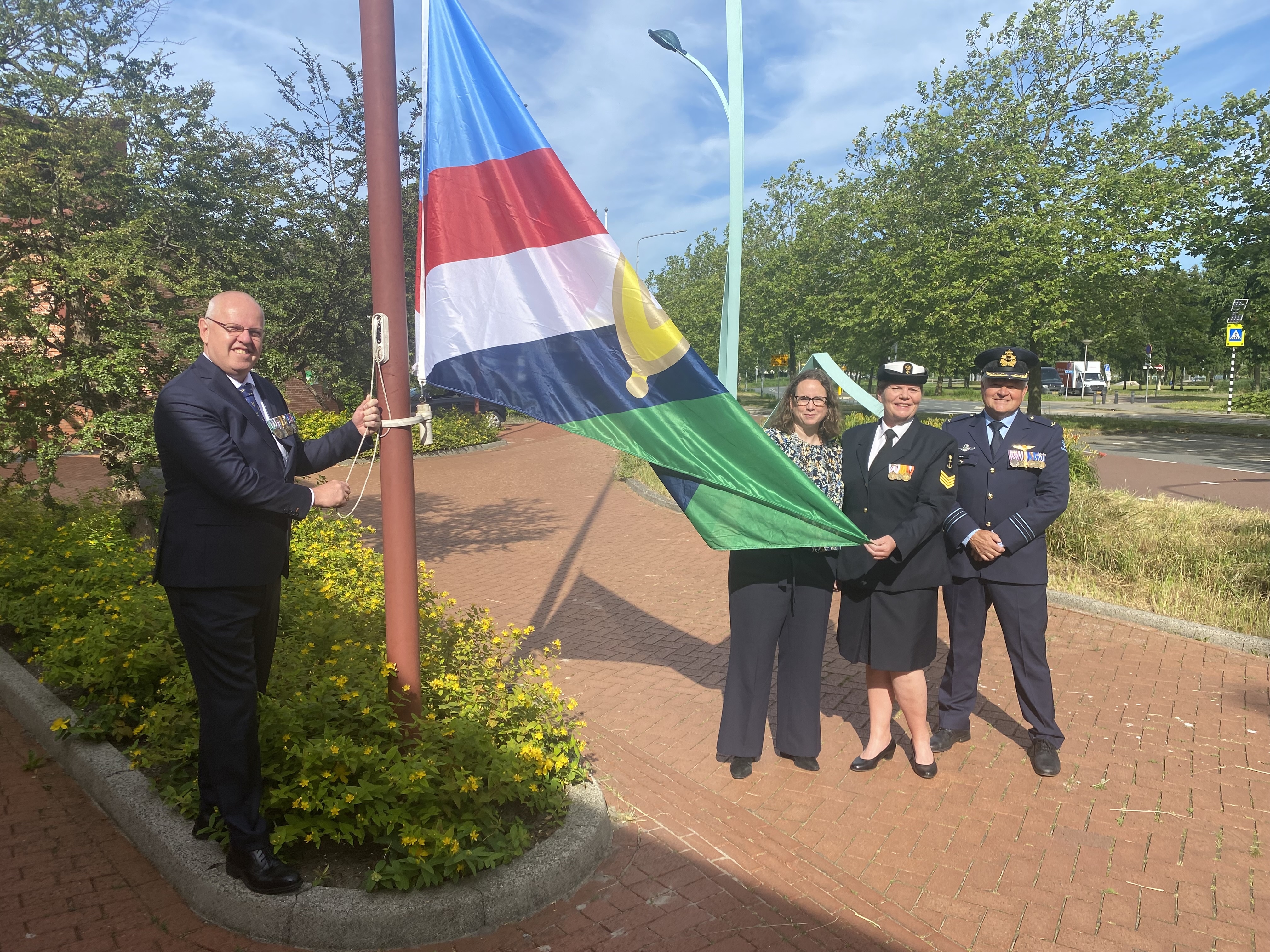 Burgemeester Michel en veteranen uit Wormerland hijsen de Veteranenvlag