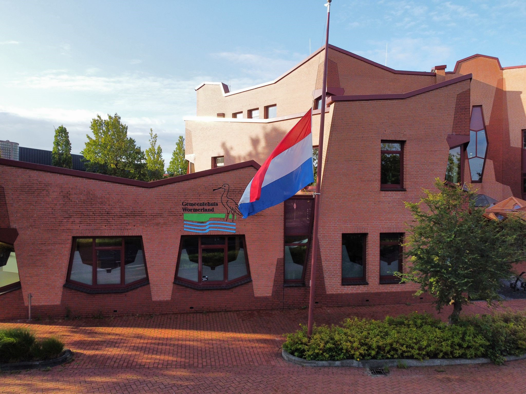 Nederlandse vlag halfstok voor het gemeentehuis van Wormerland