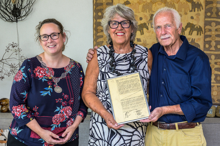 Echtpaar Douw-Snijder op de foto met burgemeester Judith Michel