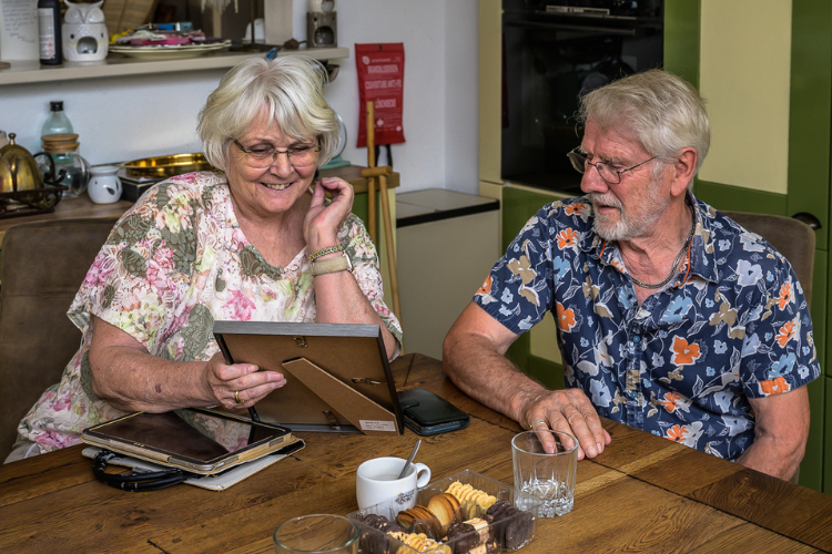 Echtpaar De Haan-Draijer bekijkt oude foto
