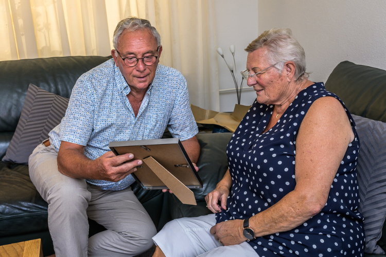 Echtpaar Catshuis bekijkt oude foto