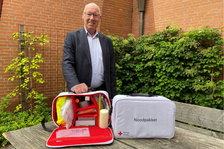 Wethouder Pietersma laat het noodpakket zien dat inwoners met een langdurig laag inkomen gratis kunnen ophalen