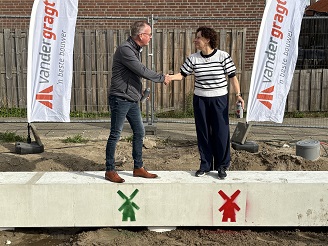 Rolf van Wanrooij en Cecile Engelsma schudden elkaar de hand nadat zij met een spuitbus een molen hebben gespoten
