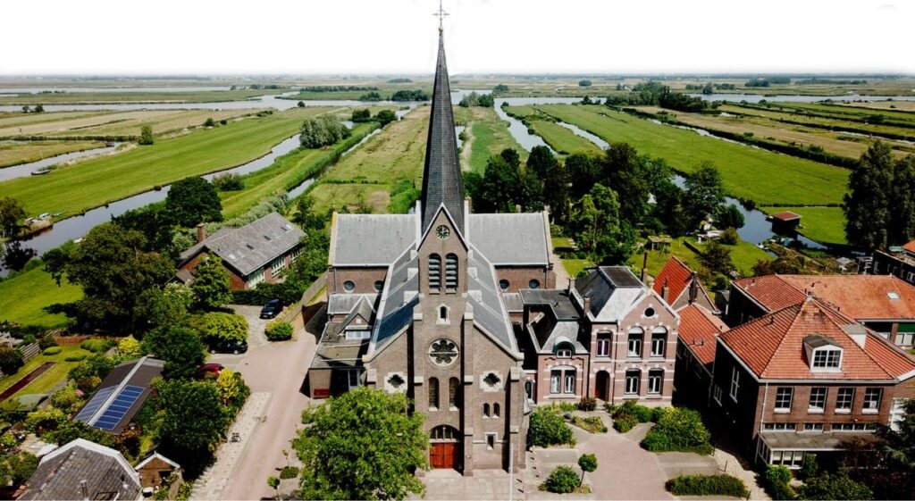 Rechts de pastorie naast de kerk