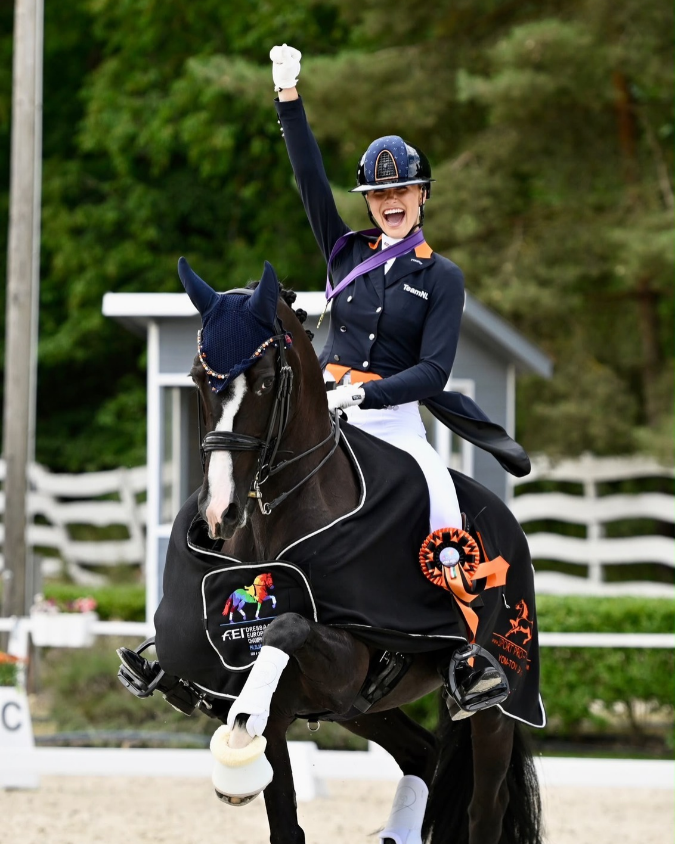 Lara van Nek met haar paard Jatilinda