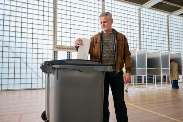 Meneer bij stembureau