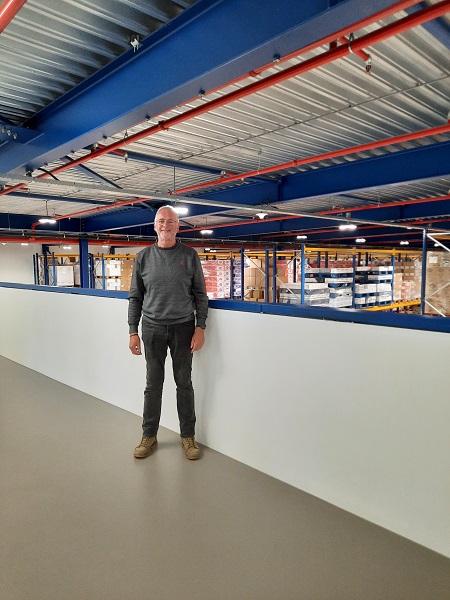 Rick Ekels in bedrijfshal VHC Jongens