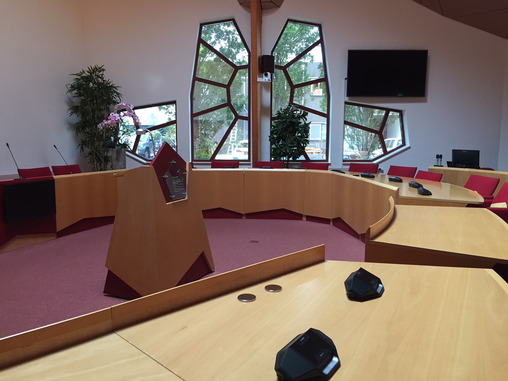 Foto van de raadszaal in het gemeentehuis