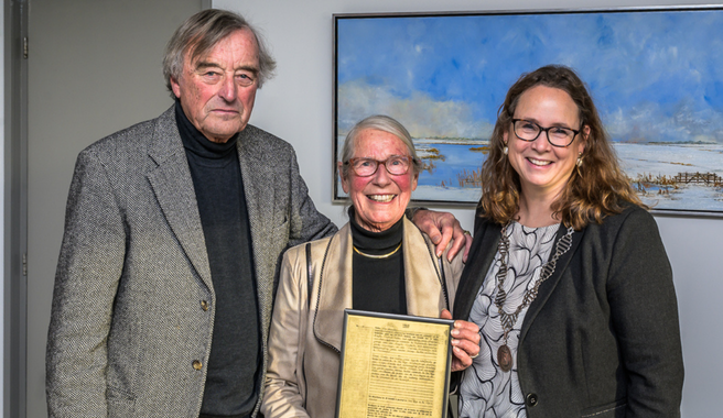 Echtpaar Engels-Visser met burgemeester Judith Michel