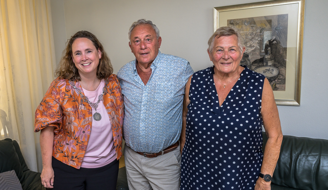 Echtpaar Catsburg op de foto met burgemeester Judith Michel