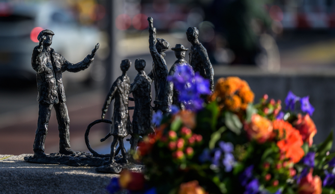 Beeld en bloemen bij herdenking februaristaking Zaanstreek