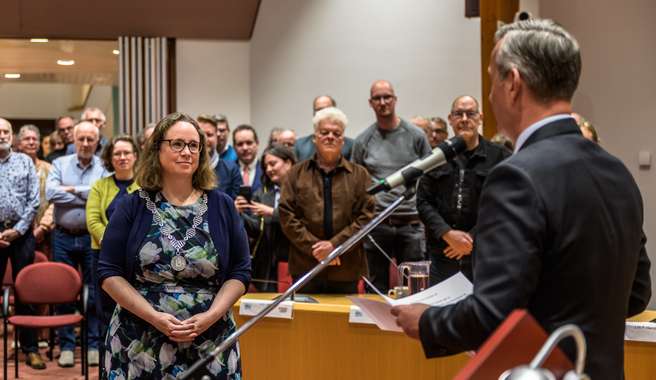 Judith Michel en de Commissaris van de Koning, A. van Dijk, tijdens haar herbenoeming