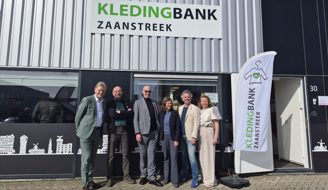 Groepsfoto tijdens de opening van de Kledingbank Zaanstreek