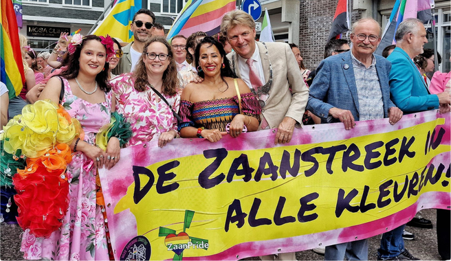 Wethouder en burgemeesters op de foto tijdens Zaanpride