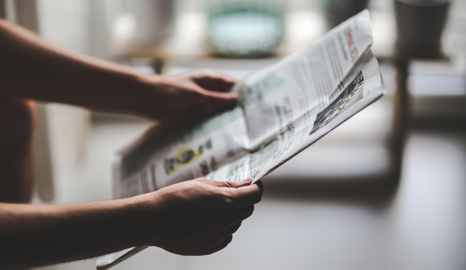 Persoon leest een krant