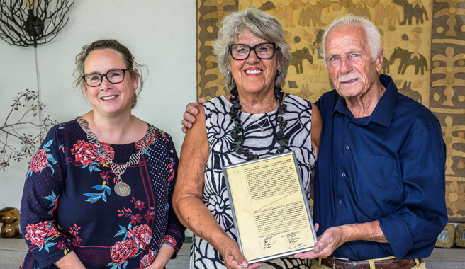 Echtpaar Douw-Snijder op de foto met burgemeester Judith Michel