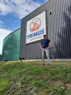 Wouter Smits voor het gebouw van Primus Wafer Paper