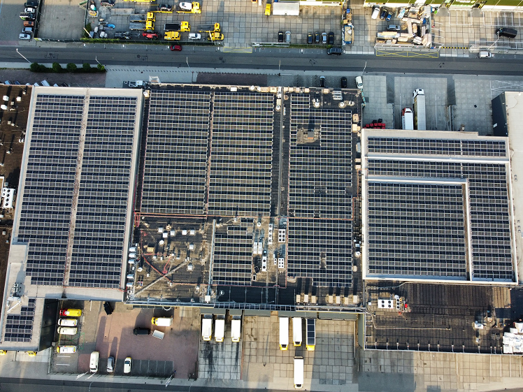Zonnepanelen op het dak van VHC Jongens
