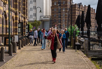 groep genodigden wandelt een deel van de route