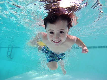 zwemmende jongen onder water