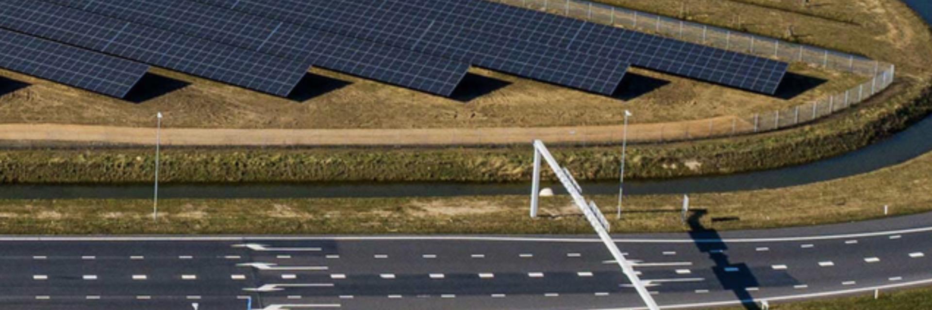 Zonnepanelen langs de snelweg